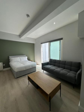 Perfect Central Studio with Outdoor Patio